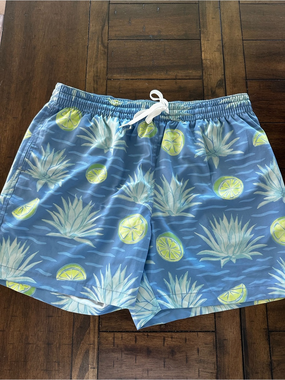 Chubbies Men’s Blue Pineapple & Lime Swim Trunks 5.5”